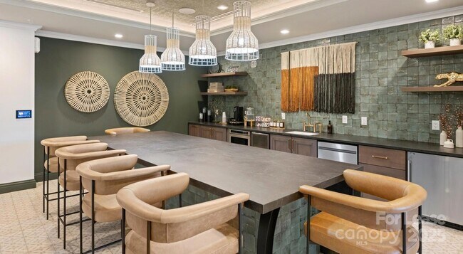 Building Photo - 515 Royal Ct