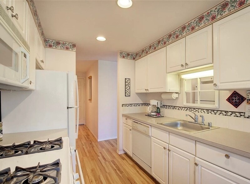 Building Photo - Must See Ballard Condo!!!