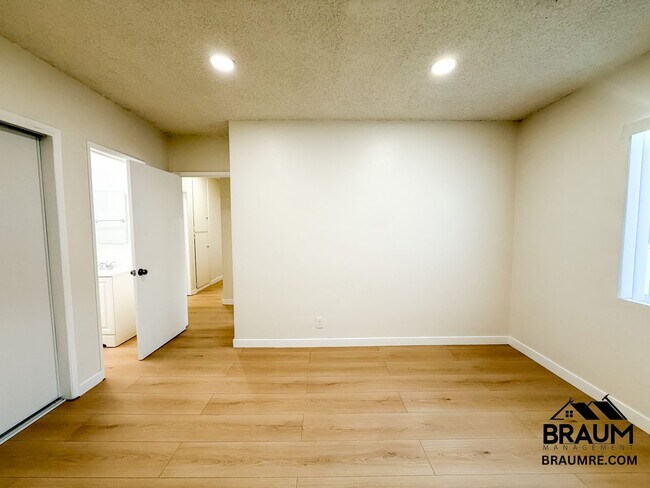 Building Photo - 13115 Oxnard St