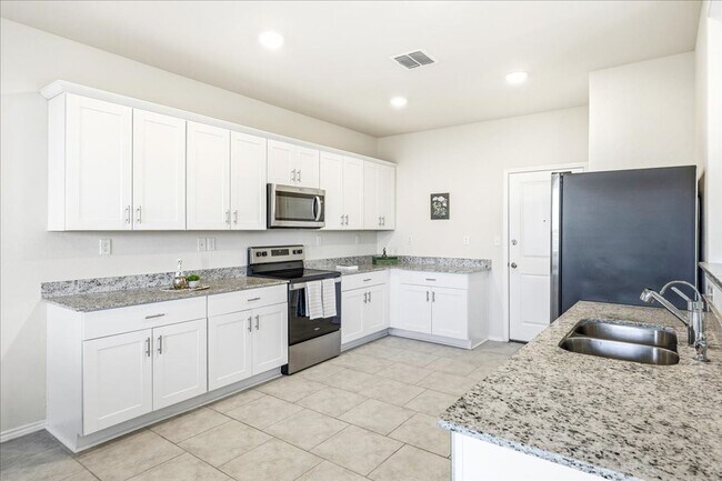 Building Photo - Light-Filled Home in Amenity-Rich Community with Pool & Park!