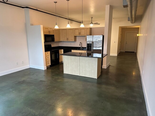 Building Photo - Adorable Studio Apartment in Plaza Midwood!!