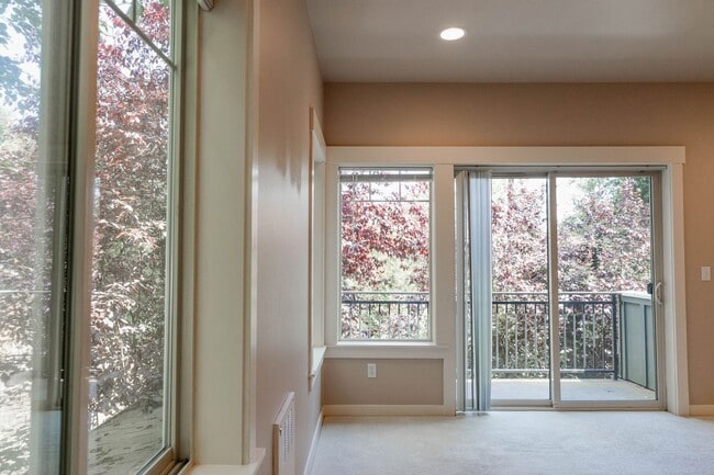 Building Photo - Townhouse Move-In Special – Half Month Free! Beautiful townhouse 3 beds 2.5 baths and garage.