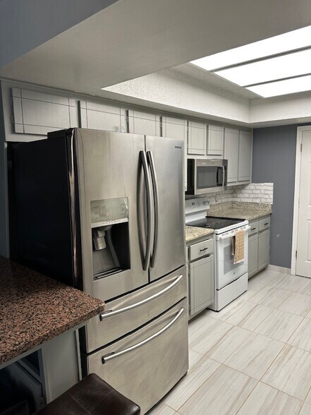 Building Photo - 7213 Lakewood Cir