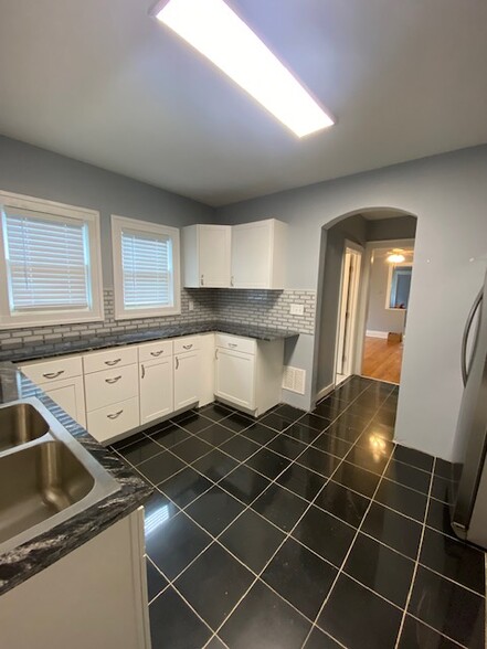 Building Photo - 2411 E Genesee St