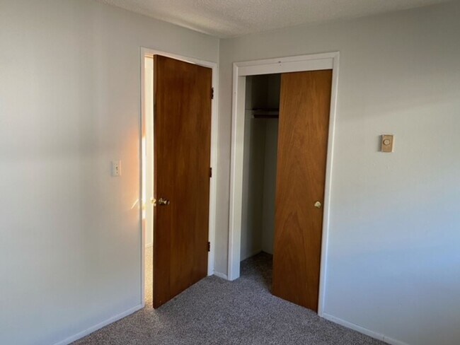 Building Photo - 2070