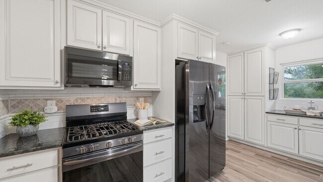 Building Photo - Beautiful Home on Nearly an Acre in Helotes with Pool, Office & No HOA
