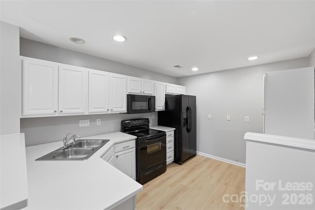 Building Photo - 8144 Christmas Ct