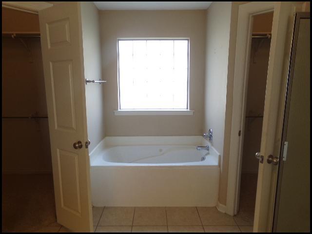 Building Photo - 303 Hidden Meadows Dr