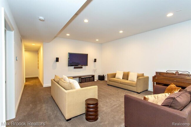 Building Photo - 25925 York Rd