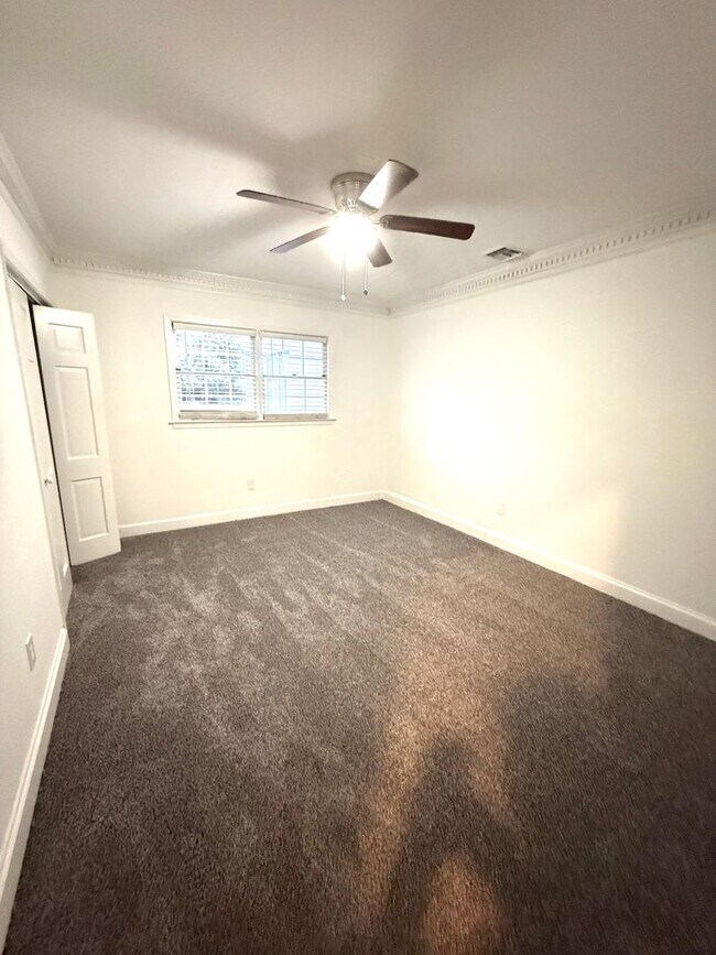 Building Photo - ** 4 Bed 2.5 Bath Located in Ridgefield** Call 334-366-9198 to schedule a self tour