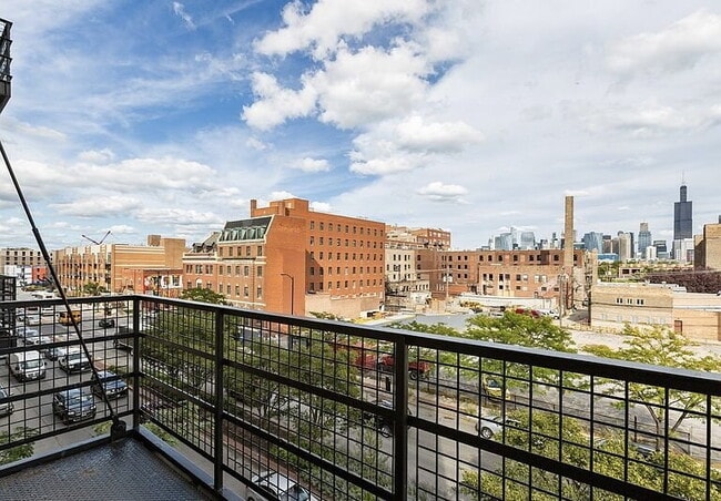 Building Photo - "Modern 2-Bed, 2-Bath Gem in Chicago's Heart – Fully Equipped for Urban Living!"