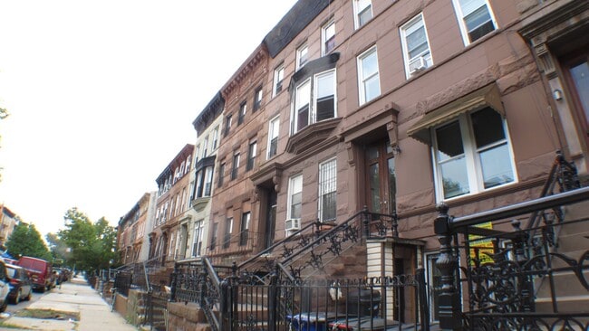 Building Photo - Garden 1.5-Bed/1-Bth Renovated Bed (1+ Off...