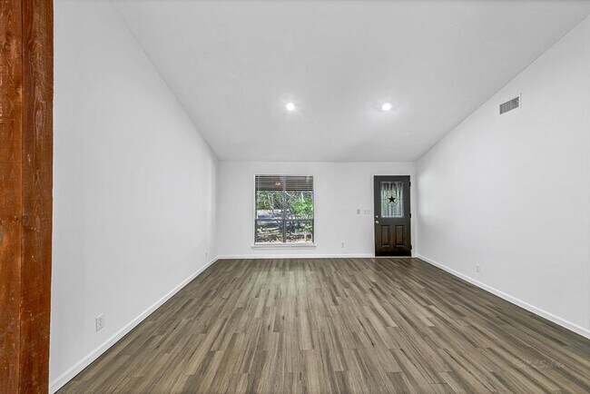 Building Photo - 32 E Rivercrest Dr