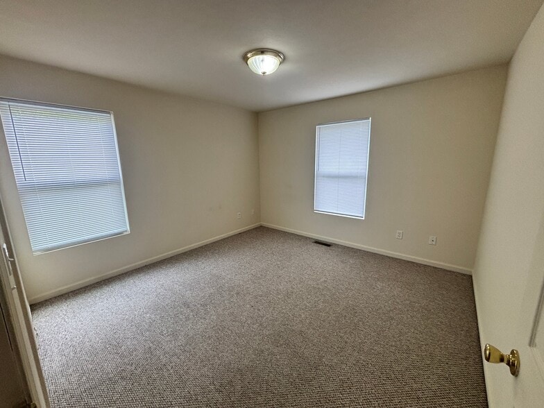 Building Photo - 1329 Fraternity Village Dr