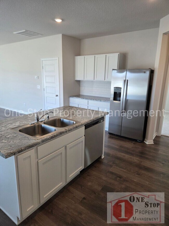 Building Photo - Beautiful 3 Bedroom 2 Bathroom in Blue Springs!