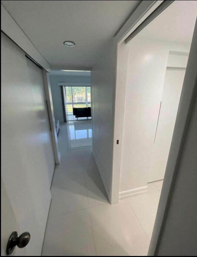 Building Photo - 300 Waterway Dr S