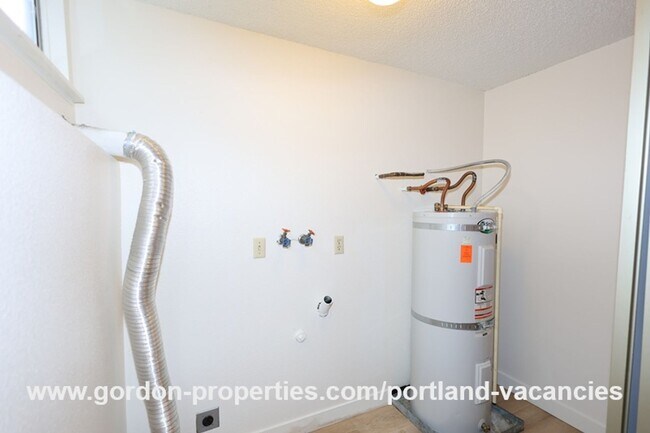 Building Photo - SE 15th Ave - remodeled 3 bedroom duplex w...