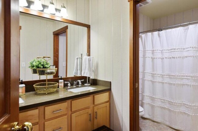 Building Photo - 4 bedroom in Tukwilla WA 98188