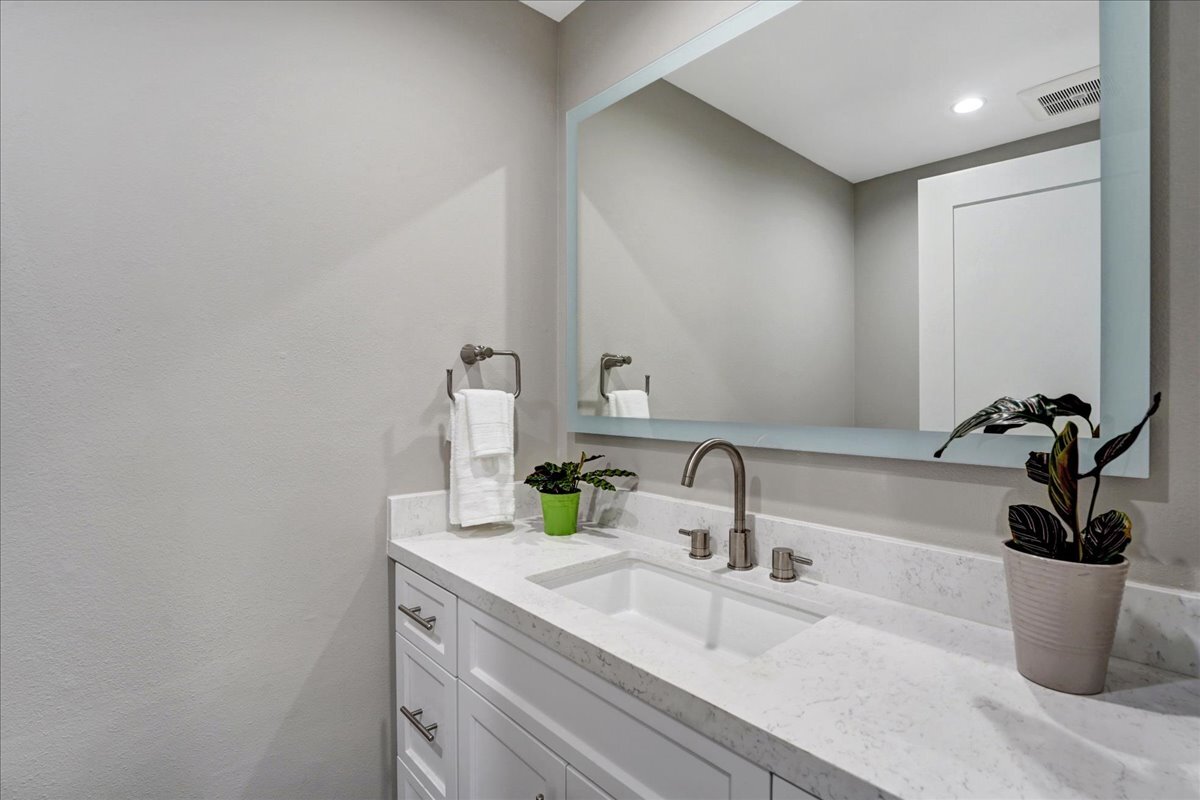 Building Photo - 5346 Tyrone Ave