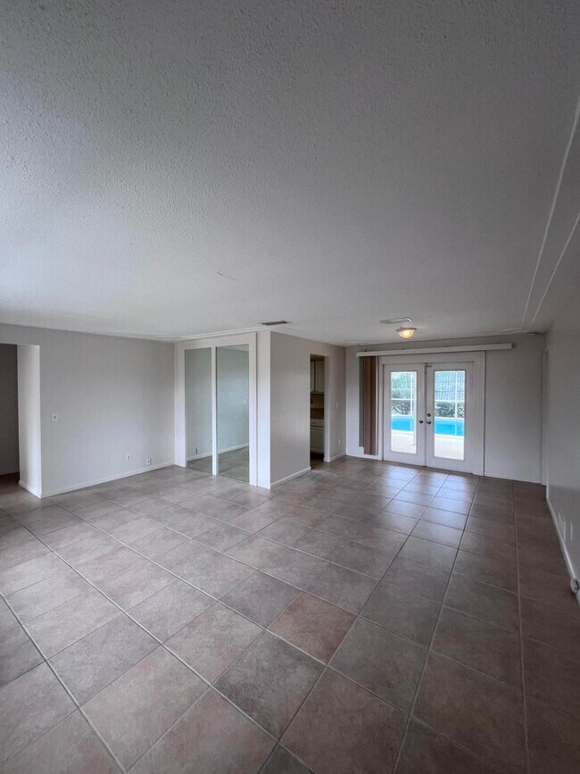 Building Photo - 350 Orion Ct