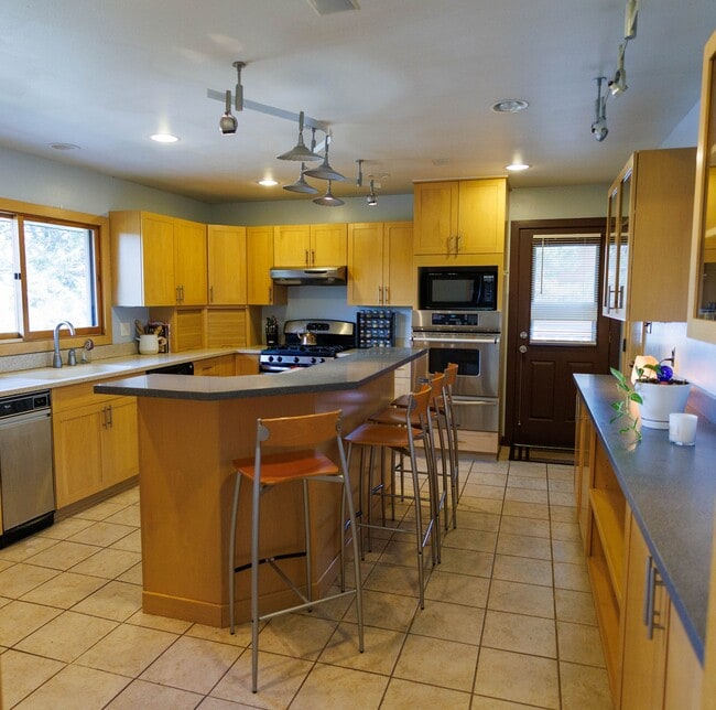 Building Photo - 2750 Greenbriar Dr