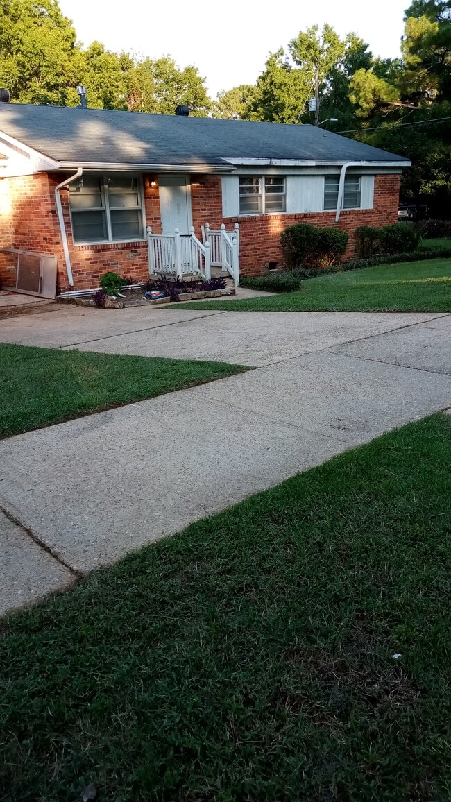 Building Photo - 3359 Bedford Ln