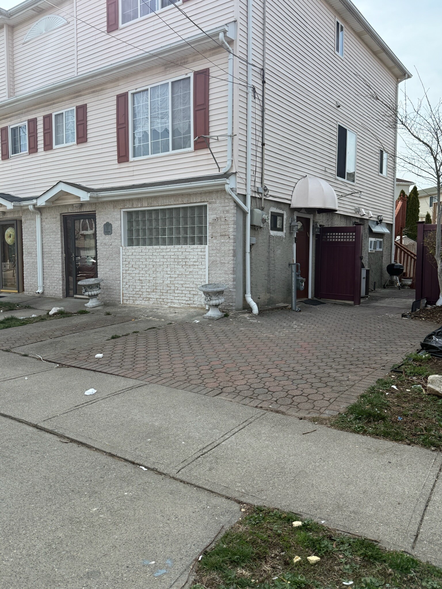 Building Photo - 27 Oceanside Ave