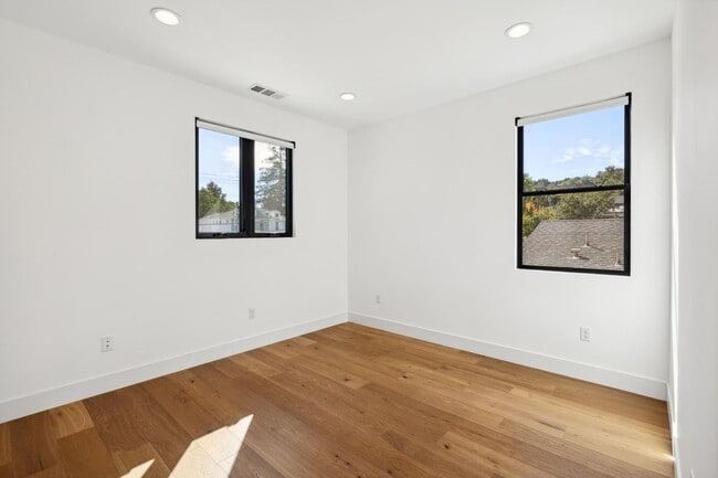 Building Photo - Luxurious Modern Single Family Home in West Menlo Park Available Now!