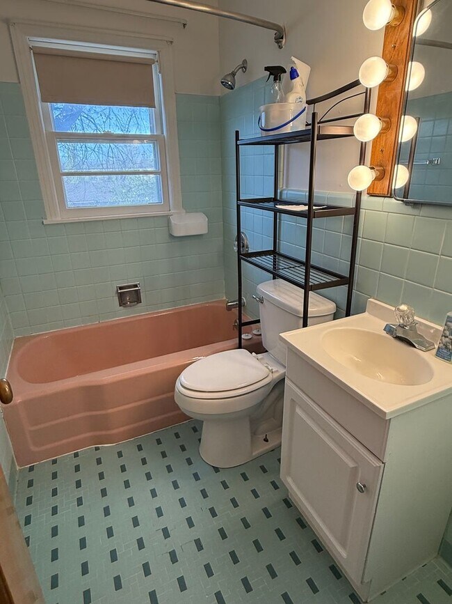 Building Photo - ~APPLICATIONS PENDING~ 2 Bedroom, 1 Bath H...