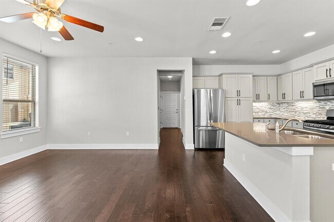 Building Photo - 13800 Lyndhurst St