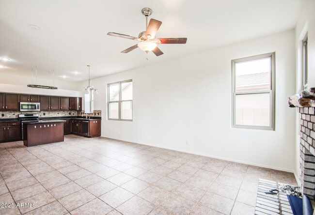 Building Photo - 3938 E San Pedro Ave