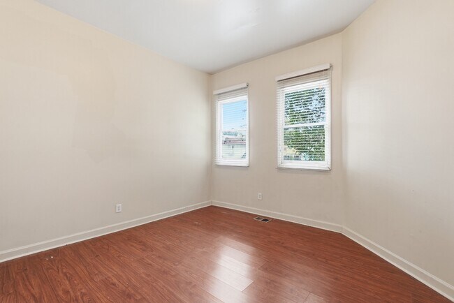 Building Photo - 309 W 41st St