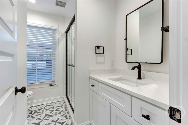 Building Photo - 226 W 39th St