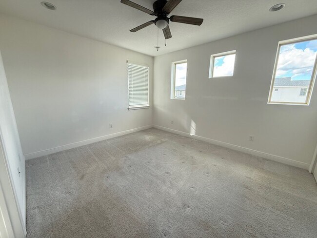 Building Photo - 5/4 spacious Saint Cloud Home