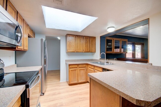Building Photo - Amazing 3 Bedroom in the Academy Neighborhood