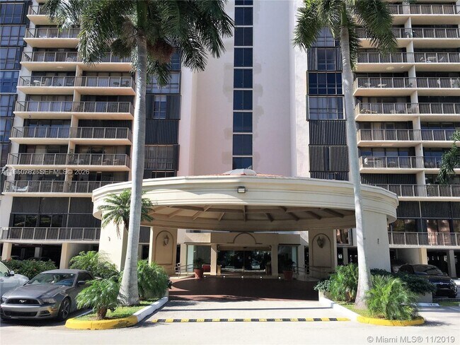 Building Photo - 1450 Brickell Bay Dr