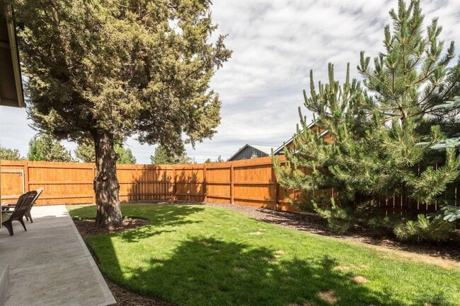 Building Photo - Single Level NE Bend Home