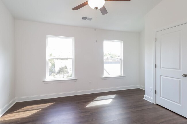 Building Photo - 3-Bedroom, 3.5 Bath Townhome for Rent in Charlotte, NC | Attached Garage & Modern Kitchen