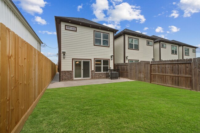 Building Photo - 3539 Mt Pleasant St