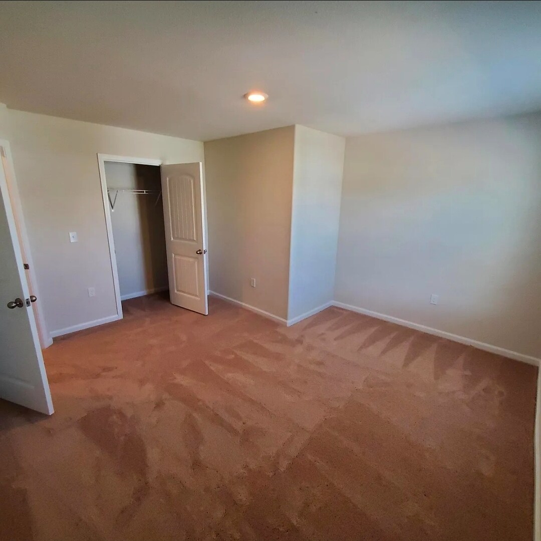 Building Photo - Room in House on Creedmore Hills Dr