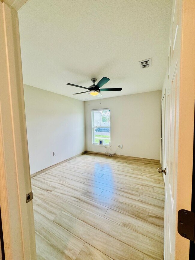 Building Photo - Beautiful 4-Bed, 2-Bath Home in a Prime Location!