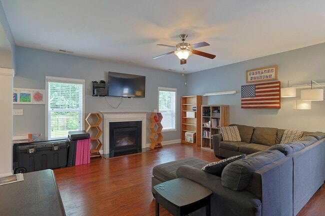 Building Photo - NEW LISTING!!!!!