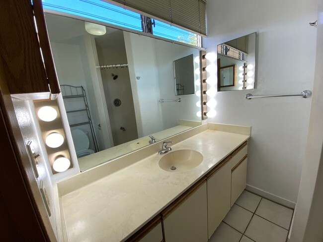 Building Photo - TOWNHOUSE - 3 BED/ 2 BATH/ 1 PARKING AT HARBOR POINTE (Just Listed)