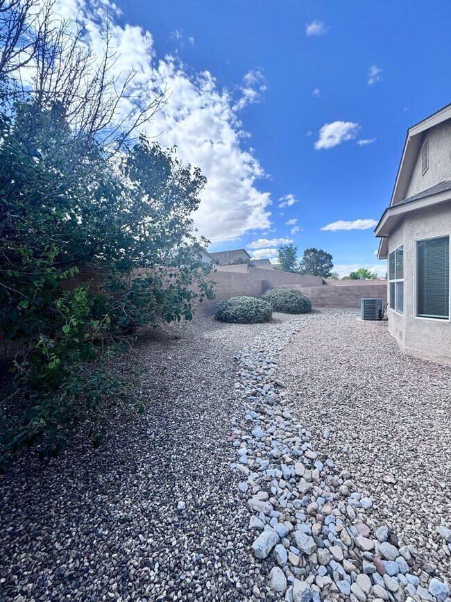 Building Photo - 3 bed 2 bath home in Los Lunas