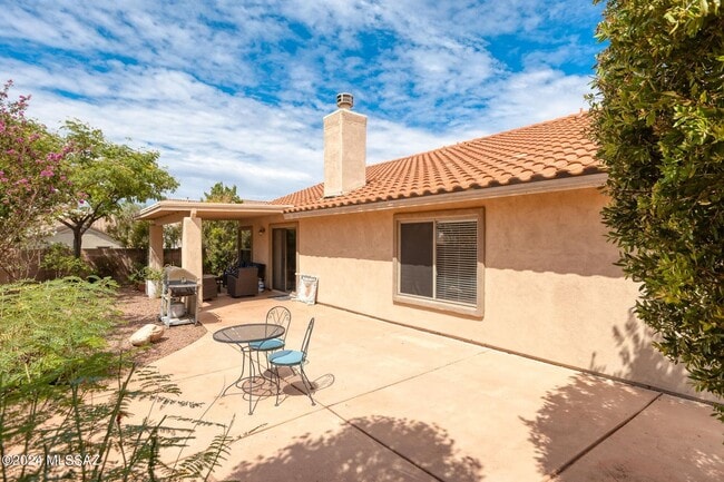 Building Photo - Oro Valley Stunner