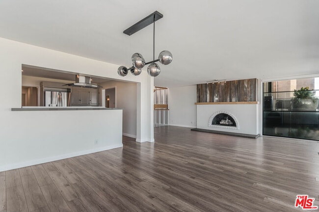 Building Photo - 2308 The Strand