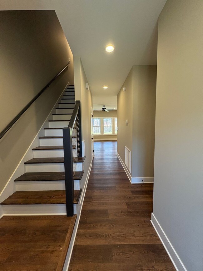 Building Photo - Beautiful new townhouse with a move in special of first month free!