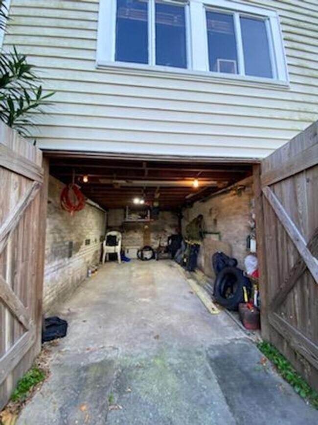 Building Photo - FOR RENT in LAKE BOTTOM! Available June 8th