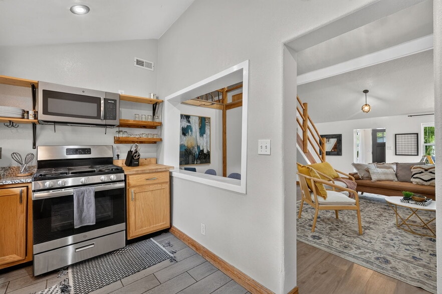 Building Photo - 471 W Elm St