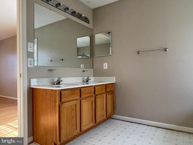 Building Photo - 32 Palace Ln